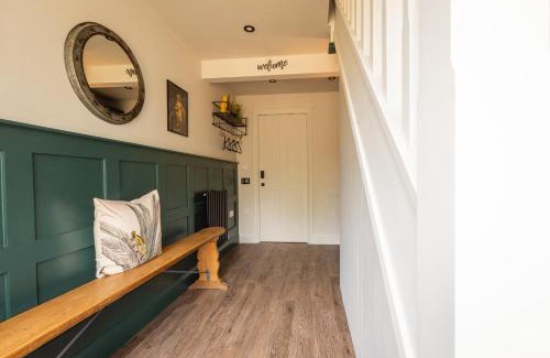 Tetbury Apartment | Elegant Cotswold Coach House in Tetbury with Kitchen