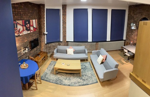 Manchester City Centre Apartment | Modern Open Plan Loft in Manchester with Breakfast & Kitchen