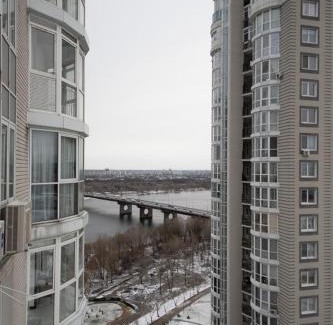 Obolon' Apartment | Elegant Riverside Apartments: Dnipro Sail with Spa & Breakfast