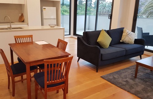 Caulfield North Apartment | Perfect Parkside Apartment: 2 Bed, Oceanfront & Netflix
