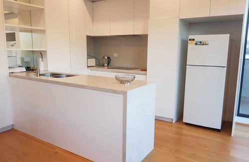Caulfield North Apartment | Perfect Parkside Apartment: 2 Bed, Oceanfront & Netflix