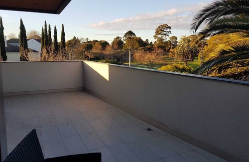 Caulfield North Apartment | Perfect Parkside Apartment: 2 Bed, Oceanfront & Netflix