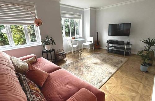 Oakleigh Apartment | Stylish 2-Bed Flat with Free Parking & Child-Friendly Amenities
