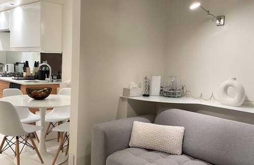 Woolloomooloo Apartment | Tranquil Apartment in Potts Point with Family Amenities