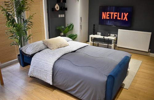 Peckham Apartment | Convenient Peckham Apartment Steps from the Station