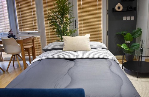 Peckham Apartment | Convenient Peckham Apartment Steps from the Station