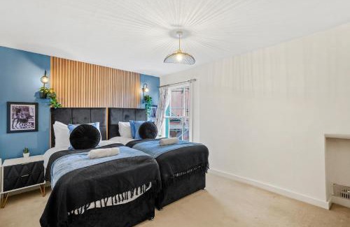 Bristol Floating Harbour Apartment | Elegant Harbourside Penthouse with Family-Friendly Amenities