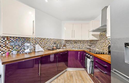 Bristol Floating Harbour Apartment | Elegant Harbourside Penthouse with Family-Friendly Amenities