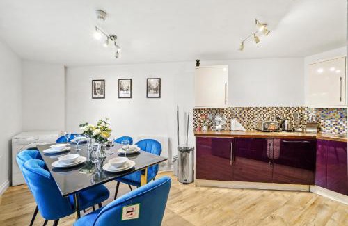Bristol Floating Harbour Apartment | Elegant Harbourside Penthouse with Family-Friendly Amenities