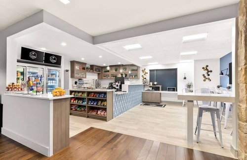 Bee Cave Apartment | Stylish Pool View King | Free Parking, Near Shops, Parking Steps Away!