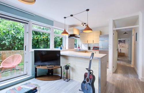 London Borough of Bromley Apartment | Stylish quiet garden flat with parking in London Zone 4