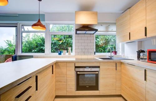 London Borough of Bromley Apartment | Stylish quiet garden flat with parking in London Zone 4
