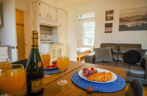 Saint-Tite-des-Caps Ski Chalet | Cozy Retreat with Spa, BBQ & Pet-Friendly Amenities