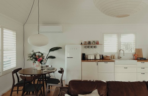 Hepburn Springs Cottage | Stylish & Relaxing - Bathtub, Vinyls, Fireplace