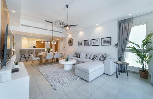Palm Jumeirah Apartment | Stylish Relaxing 3-Bedroom Apartment Perfect for Family in Palm Jumeirah