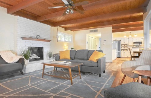 Raisin House | Stylish Haven Near Fresno State Stadium - Pet Friendly & Pool