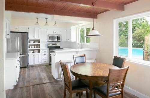 Raisin House | Stylish Haven Near Fresno State Stadium - Pet Friendly & Pool