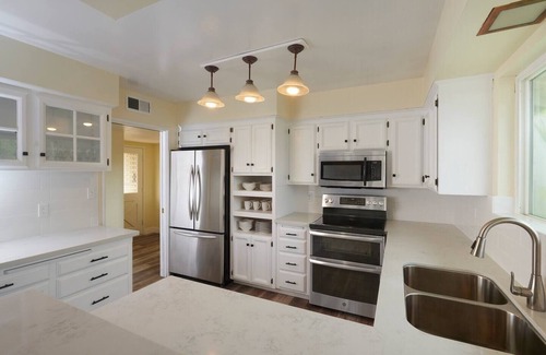 Raisin House | Stylish Haven Near Fresno State Stadium - Pet Friendly & Pool