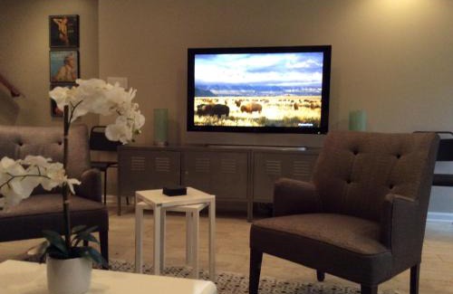 Truxton Circle Apartment | Elegant Central Flat, Steps Away from DC Attractions
