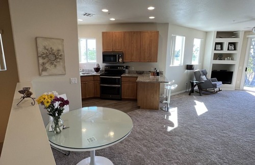 Superstition Lakes Condo | Elegant Resort Retreat with Pool & Spa Near Dining Options