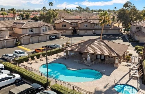 Superstition Lakes Condo | Elegant Resort Retreat with Pool & Spa Near Dining Options