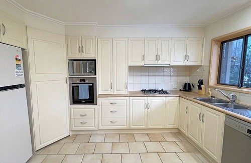 Wheelers Hill House | Inviting 4-Star Retreat at Wheelers Hill with Family Amenities