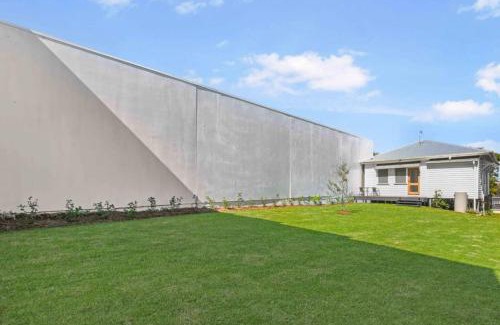 North Toowoomba House | Stylish Retreat Garden Oasis