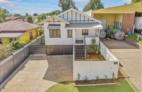 North Toowoomba House | Stylish Retreat Garden Oasis