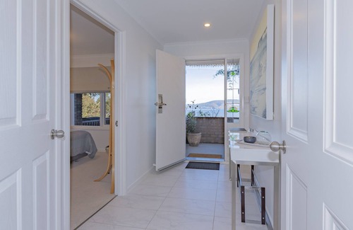 Howrah Apartment | Stylish Retreat with Spectacular Hobart Views, Wifi, Parking,10 mins CBD