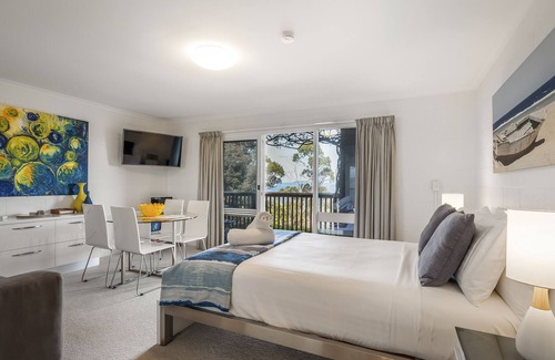 Howrah Apartment | Stylish Retreat with Spectacular Hobart Views, Wifi, Parking,10 mins CBD