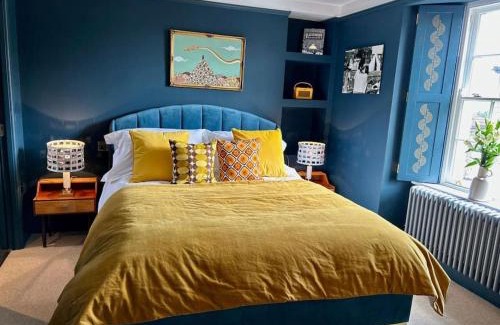 Pilton Apartment | Trendy Retro Hotel Room Above Vibrant Pub