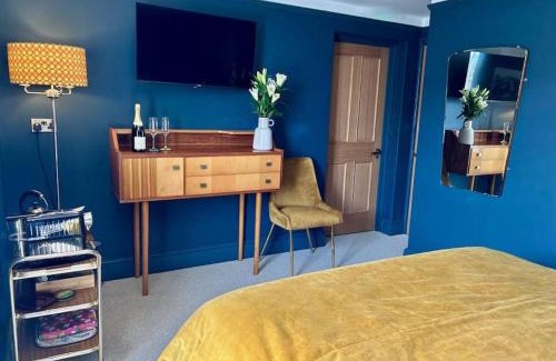 Pilton Apartment | Trendy Retro Hotel Room Above Vibrant Pub