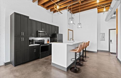 Downtown St. Louis Apartment | Stylish 2BR Loft with Gym, Pool, and Rooftop Deck