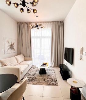 Jadaf Apartment | Ideal Central Apartment with Parking and Skyline Views