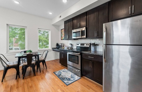 North Chesterfield House | Rooftop Retreat: Ideal 3BR Escape with Breakfast & Parking