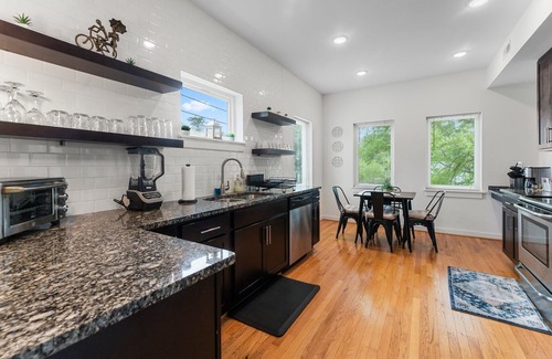 North Chesterfield House | Rooftop Retreat: Ideal 3BR Escape with Breakfast & Parking