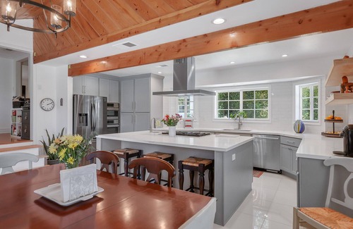 San Fernando House | Stylish Home with Ocean View and High-End Kitchen
