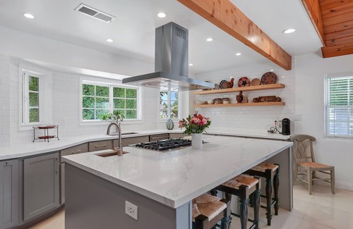 San Fernando House | Stylish Home with Ocean View and High-End Kitchen