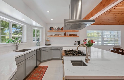 San Fernando House | Stylish Home with Ocean View and High-End Kitchen