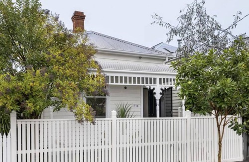 Abbotsford House | Pet-Friendly Retreat in Melbourne's Trendiest Neighborhood