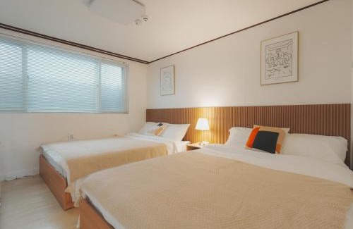 Jayang-dong Apartment | Stylish Seongsu Apartment with Hot Spot Vibes, accommodates 6 people with 3 beds