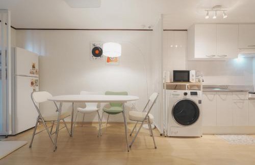 Jayang-dong Apartment | Stylish Seongsu Apartment with Hot Spot Vibes, accommodates 6 people with 3 beds