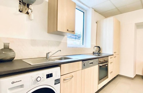 Liesing Apartment | Stylish Shared 3-Bedroom Stay Near City