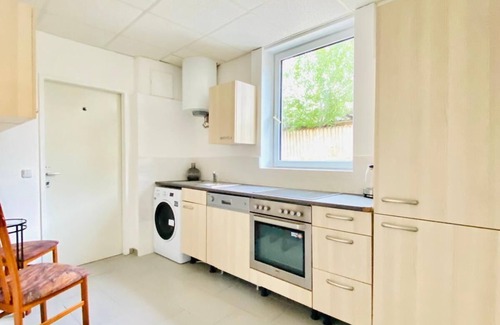 Liesing Apartment | Stylish Shared 3-Bedroom Stay Near City