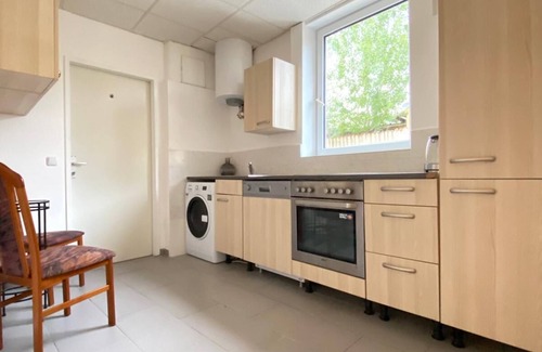 Liesing Apartment | Stylish Shared 3-Bedroom Stay Near City