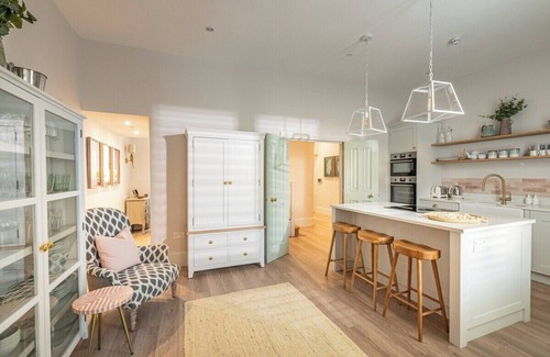 Bournemouth City Centre House | Beachfront Whole House with Ocean View and Pet-Friendly Perks