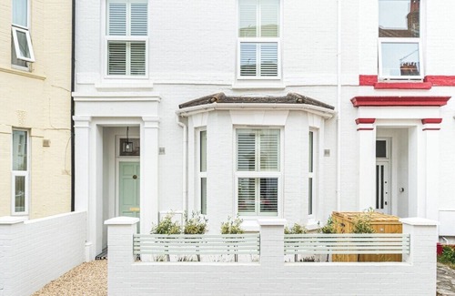 Bournemouth City Centre House | Beachfront Whole House with Ocean View and Pet-Friendly Perks