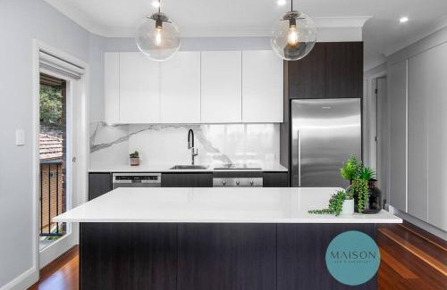 The Hill Apartment | Stylish Sophistication with Leafy Newcastle Views!