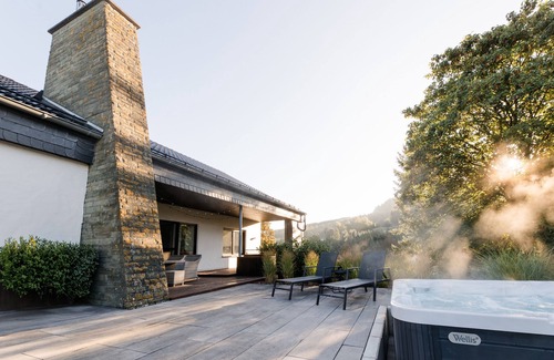 Niederlandenbeck House | Stylish House with Open Kitchen and Relaxing Hot Tub