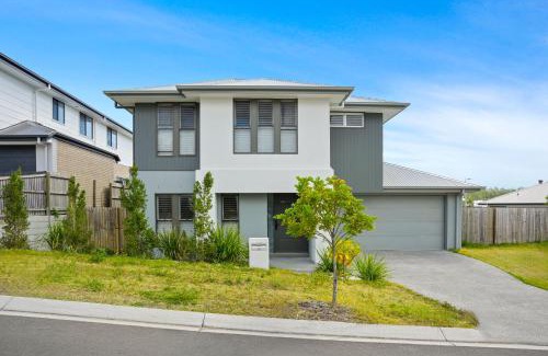 Spring Mountain Apartment | Stylish & Spacious 3BR 2BA Home in Spring Mountain M28